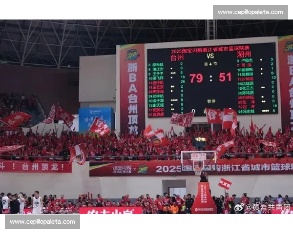 本场比赛激烈对抗，球员们拼尽全力展现精彩技艺，赛场氛围燃爆全场